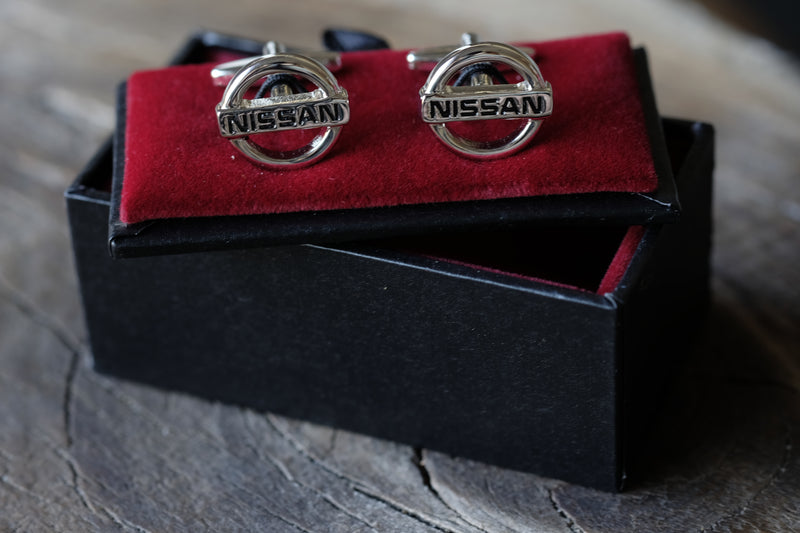 Gemelos hombre - Logo Nissan